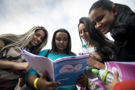 Estudantes observam prova do Exame Nacional do Ensino Médio
