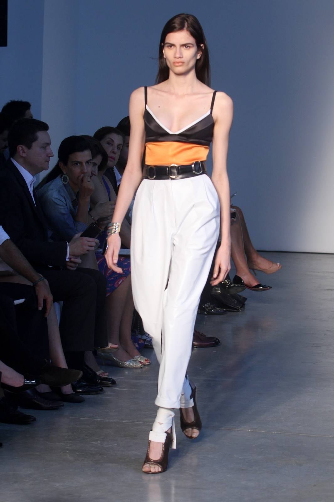 O segundo dia de desfiles da temporada inverno 2015 da São Paulo Fashion Week começou com a coleção do estilista Pedro Lourenço, nesta terça-feira (4). As modelos entraram na passarela após uma hora de atraso e vestiram peças feitas de diferentes materiais, que iam desde os trabalhos com paetês até detalhes com argolas de meta. Além dos casacos e saias que deram um ar sexy à coleção, as sandálias com saltos largos, arredondados e amarrações no tornozelo também foram destaque na passarela