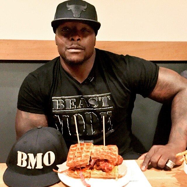 Além de forte e boleiro, Akinfenwa ainda esbanja estilo no Instagram