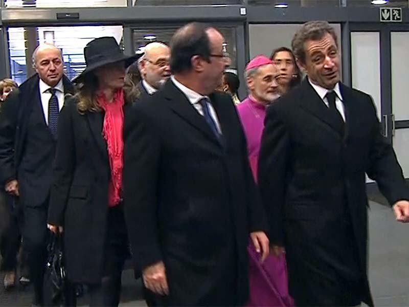 O voo de domingo (8) de São Paulo para
Johanesburgo ficou totalmente lotado, e as últimas passagens foram
vendidas por mais de três vezes o preço mais barato sem promoção.
As homenagens reuniram o atual presidente da França, François Hollande, e o anterior, Nicolas Sarkozy (foto)