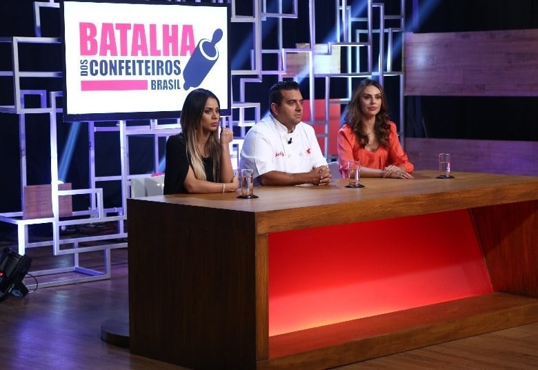 Para ajudar Buddy
Valastro na avaliação das criações dos competidores, o chef contará com a ajuda
de Caroline Steig, organizadora de festas de casamento e consultora de imagem,
e de Lexa, que se casa com MC Guimê nesta terça-feira (22) 