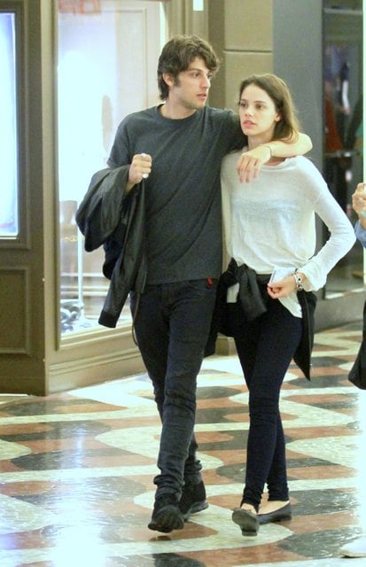 Um dos casais "teen" mais famosos do momento foi clicado nesta segunda-feira (17). Chay Suede e Laura Neiva andaram abraçadinhos em um shopping na zona sul do Rio de Janeiro
Acesse o R7 Play e assista gratuitamente à programação da Record quando quiser