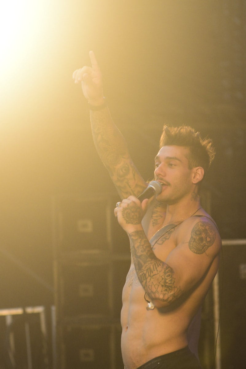 Além do talento e carisma, a excelente forma física do cantor foi um show á parte: sem camisa, Lucas exibiu o braço musculoso e a barriga tanquinho 