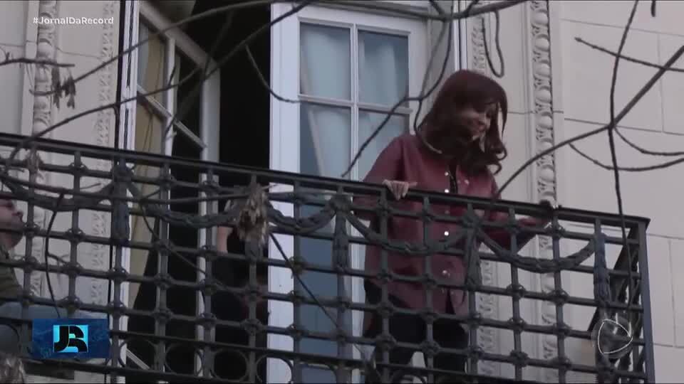 Justiça argentina determina que Cristina Kirchner cumpra prisão domiciliar