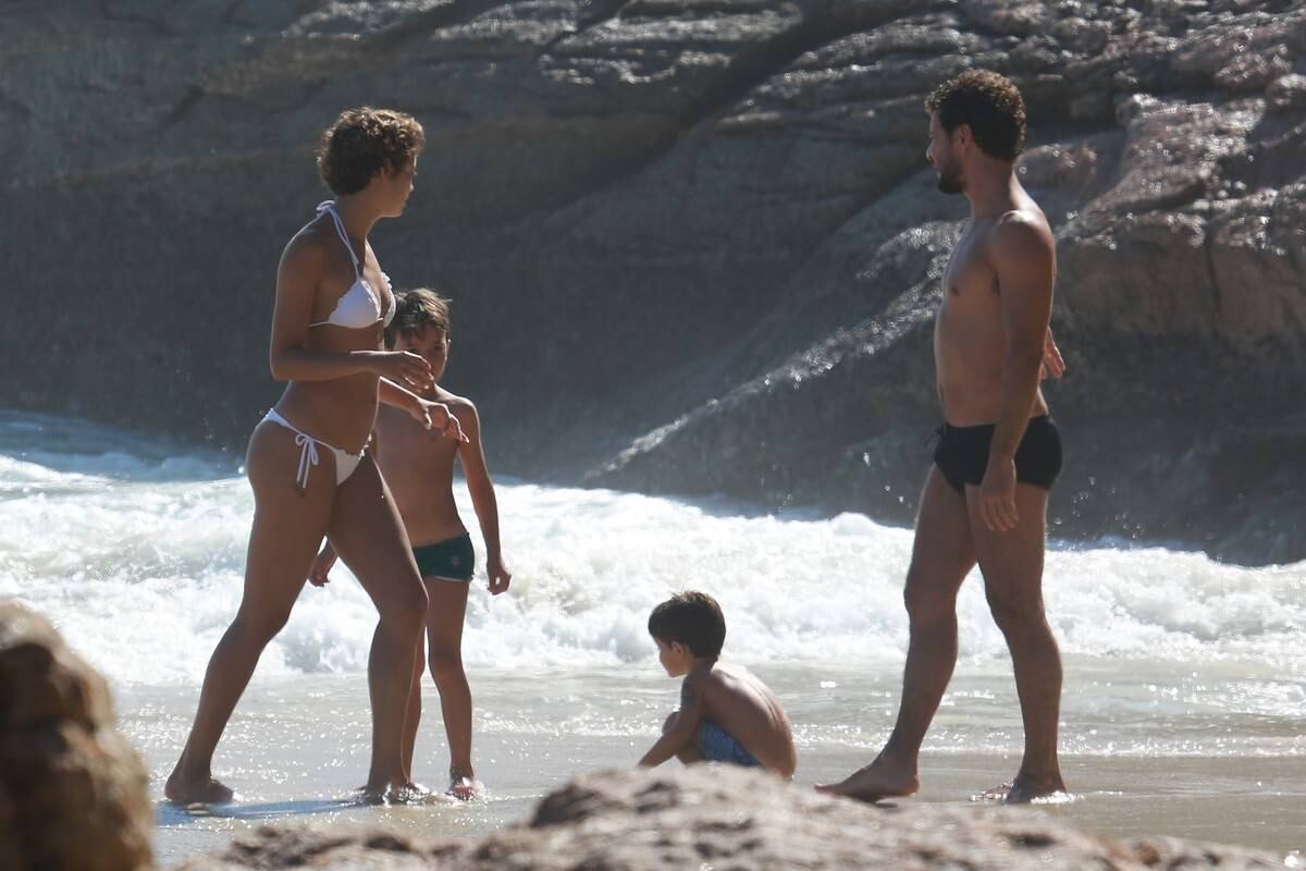 Sophie Charlotte e Daniel de Oliveira se divertem em praia com a família