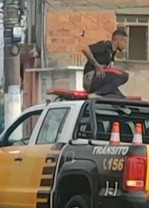 Jovem subiu no teto da viatura