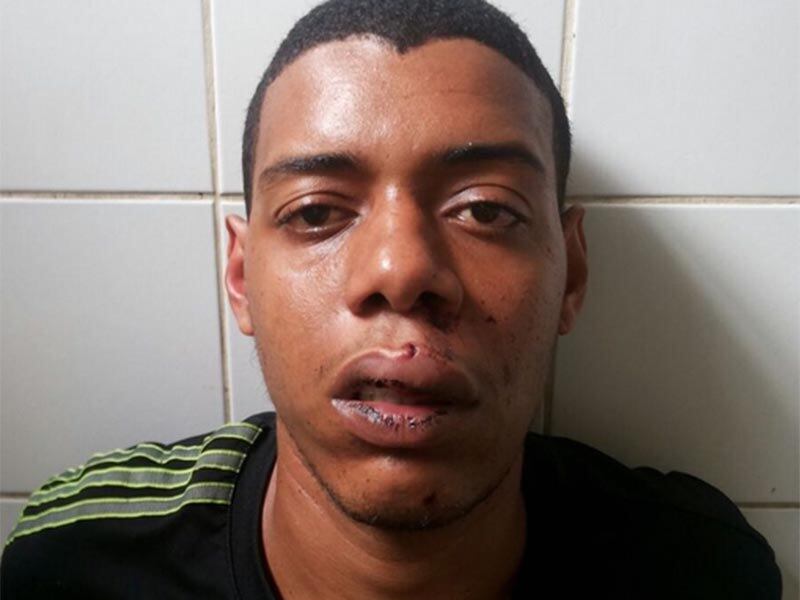 Lucas Santos da Cruz foi autuado em flagrante por porte de arma, resistência à prisão e adulteração de veículo automotor