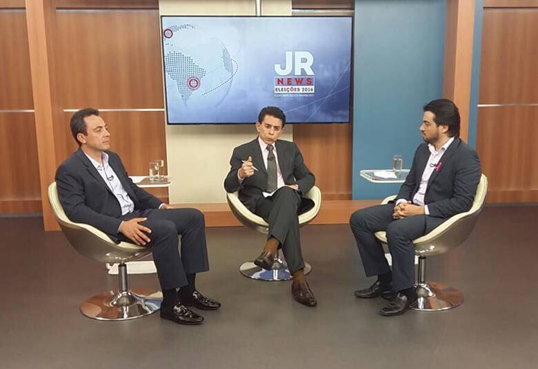 O primeiro debate foi realizado entre Eli Correa Filho (DEM) e Guti (PSB), candidatos a prefeitura de Guarulhos. Os candidatos tiveram a oportunidade de esclarecer as prioridades de governo, caso eleitos. Eli Correa foi o primeiro a falar e disse que sua gestão terá como foco a saúde. Guti, por sua vez, mencionou que a primeira necessidade do município é o corte de “gastos inúteis” para “enxugar a máquina pública”

— Assista a íntegra do debate