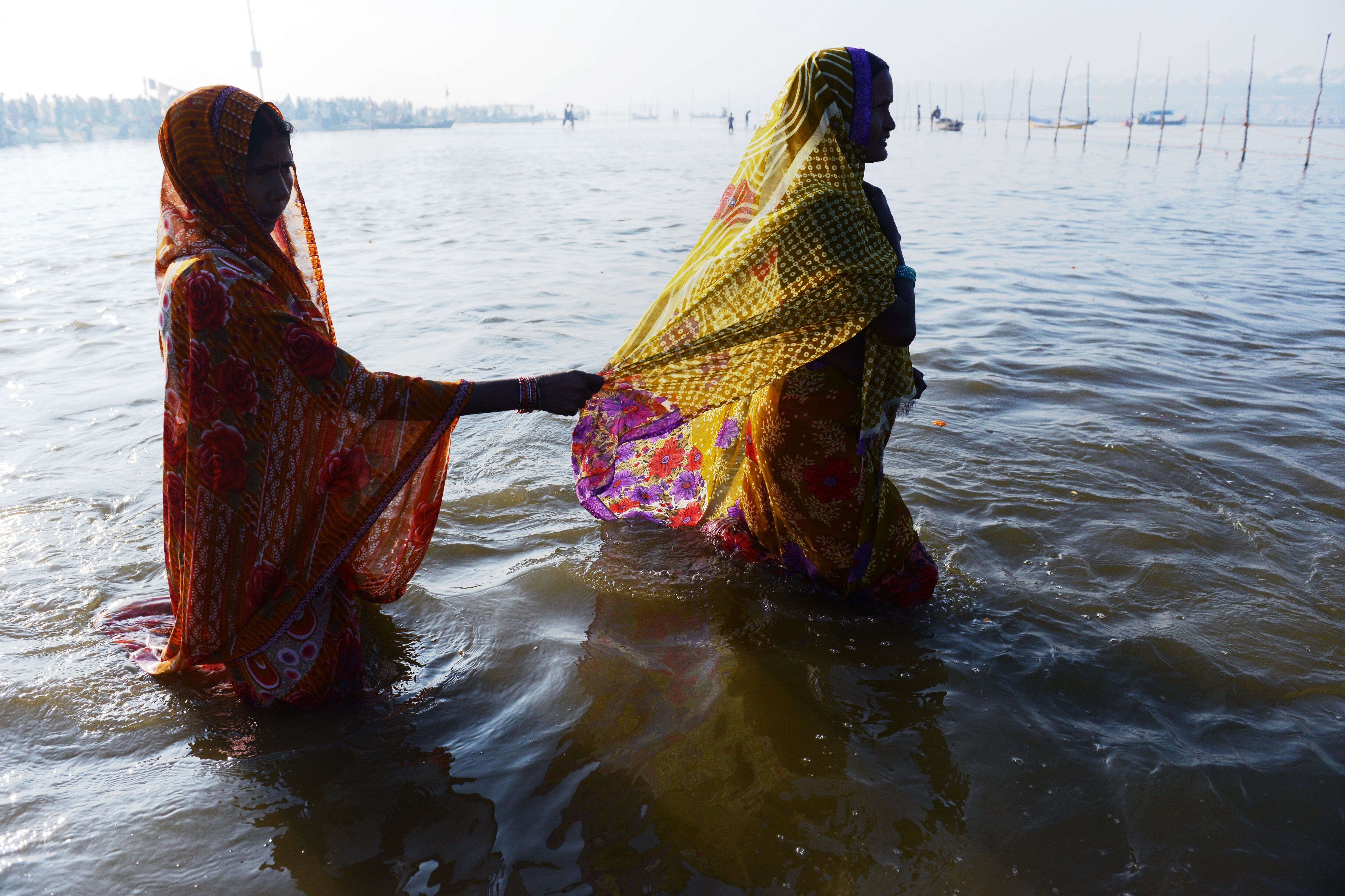 
Devotos
indianos caminham pelas águas dos rios Ganges e Saraswati, em Allahabad, para tomar o banho sagrado. Hoje é considerado o dia mais auspicioso do maior festival religioso do mundo, o Ano-Novo hindu. O ritual deve ser feito antes do amanhecer para limpar os peregrinos de seus pecados

