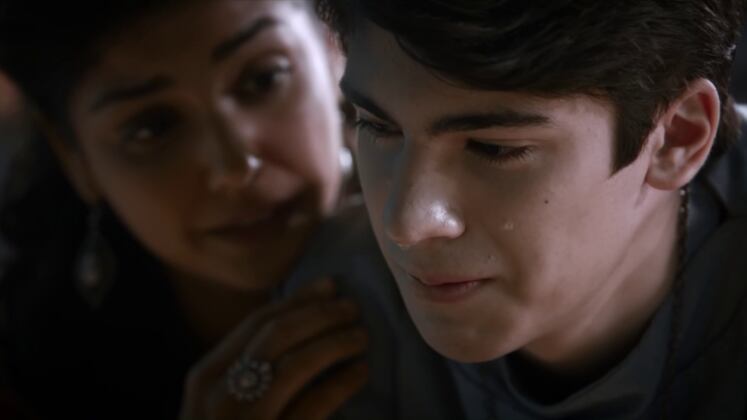 Após ouvir os relatos da rainha, o filho da narradora (Henrique Camargo) se entristeceu com a maldade do rei Saul e foi consolado pela mãe: "Deus é quem cuida de nós, meu filho. Se nos afastamos Dele, não sabemos usar a liberdade e, muito menos, o poder que temos", refletiu ela. Quer saber o que mais aconteceu? É só acessar PlayPlus.com para assistir ao episódio especial na íntegra. Acompanhe Reis — A Perseguição de segunda a sexta, às 21h, na tela da Record TV
