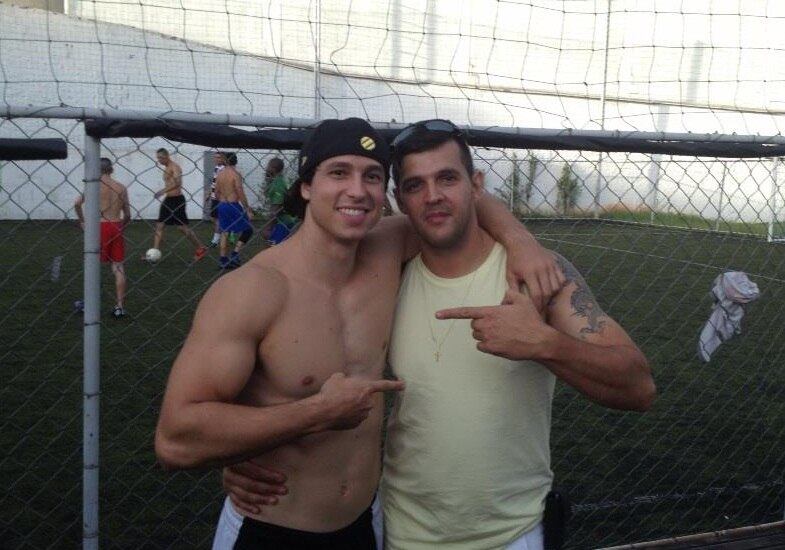 Ou então, um joguinho de futebol com muito churrasco