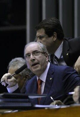 Má relação com o Congresso

 



Desde o início de seu segundo mandato, a relação de Dilma
com o Congresso foi tensa. Sua maior derrota ocorreu em 1º de fevereiro de
2015, quando a Câmara elegeu Eduardo Cunha (PMDB-RJ) como presidente da Casa.
Cunha se mostrou um dos maiores adversários de Dilma, sobretudo depois de o PT
decidir votar a favor de sua cassação no Conselho de Ética. Mas a falta de jogo
de cintura levou a presidente a ter problemas com sua própria base, contrária a
medidas do ajuste fiscal.