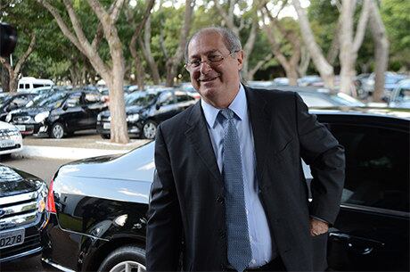 Bernardo ameaça suspender licença no País de empresas suspeitas