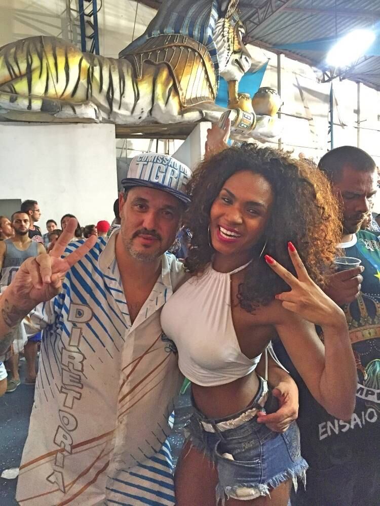 A rainha de bateria comemorou ao lado do presidente da escola, Alexandre Furtado