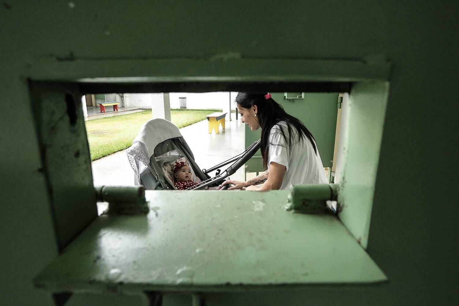 A pequena Lorena com sua mãe, a detenta Camila Fernanda de Oliveira Correia, de 26 anos, uma das presas do pavilhão 2 da Penitenciária Feminina de Pirajuí, interior de São Paulo