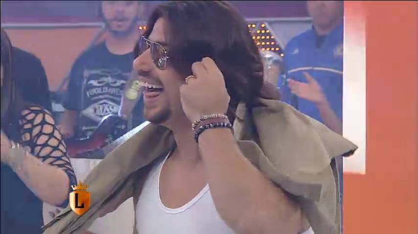 Eles também disseram que colocam cloro para dar aquela
limpada. Então se você um dia tiver o privilégio de entrar no banho com
Mariano, fique tranquilo, pois a água é limpinha

 

 

Munhoz e Mariano incendeiam plateia e levam fã para debaixo do chuveiro
