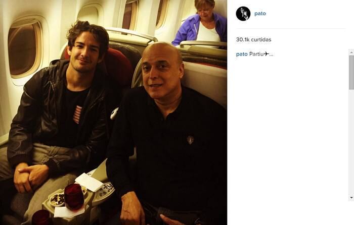 No Instagram, Alexandre Pato compartilhou foto no avião ao lado do empresário Gilmar Veloz