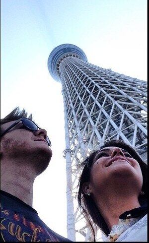 O casal subiu na Tokio Sky Tree, considerada a segunda torre mais alta do mudo
