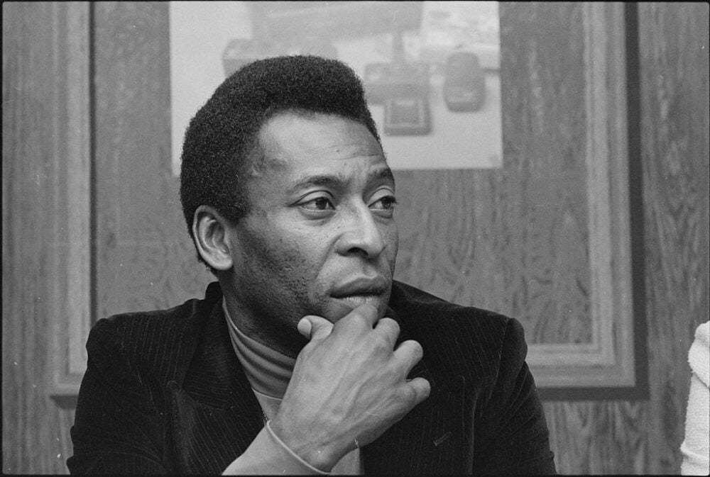 Pelé, um dos maiores nomes da história do futebol e do esporte mundial, morreu neste 29 de dezembro em São Paulo. Ele teve falência múltipla de órgãos em decorrência de câncer de cólon.