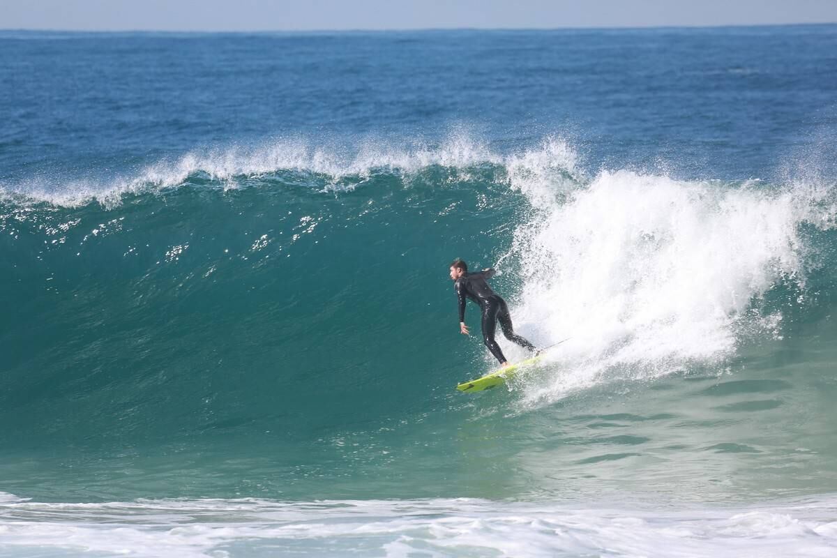 Cauã Reymond surfou no Recreio dos Bandeirantes nesta segunda-feira (21)