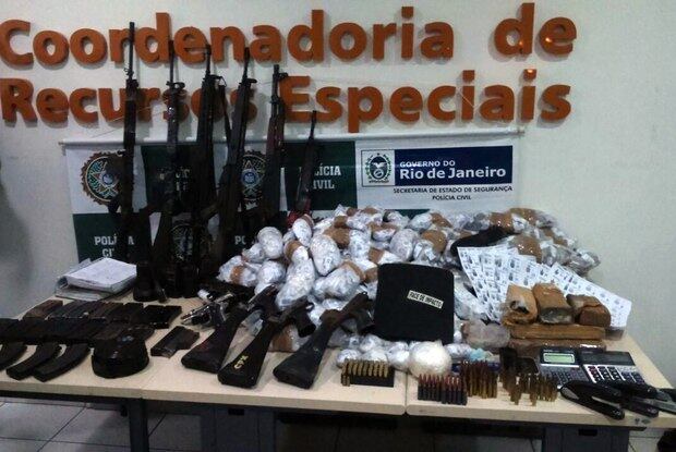 Armas e drogas foram apreendidas durante a operação