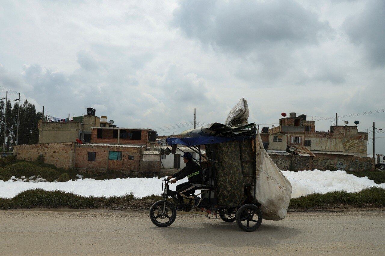  "Eu tenho que usar um inalador porque meus pulmões já estão ruins", disse enquanto varria a espuma de sua casa