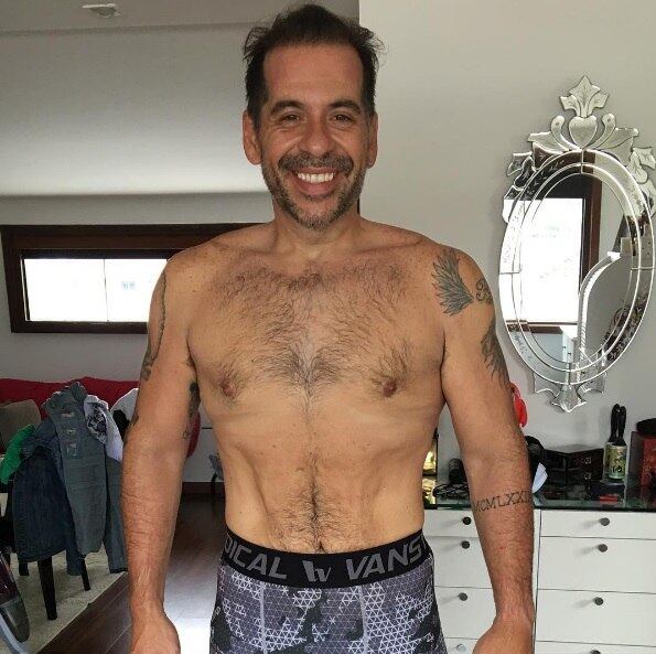 Após perder mais de 60 kg, Leandro Hassum saciou a curiosidade dos fãs e postou uma foto sem camisa 