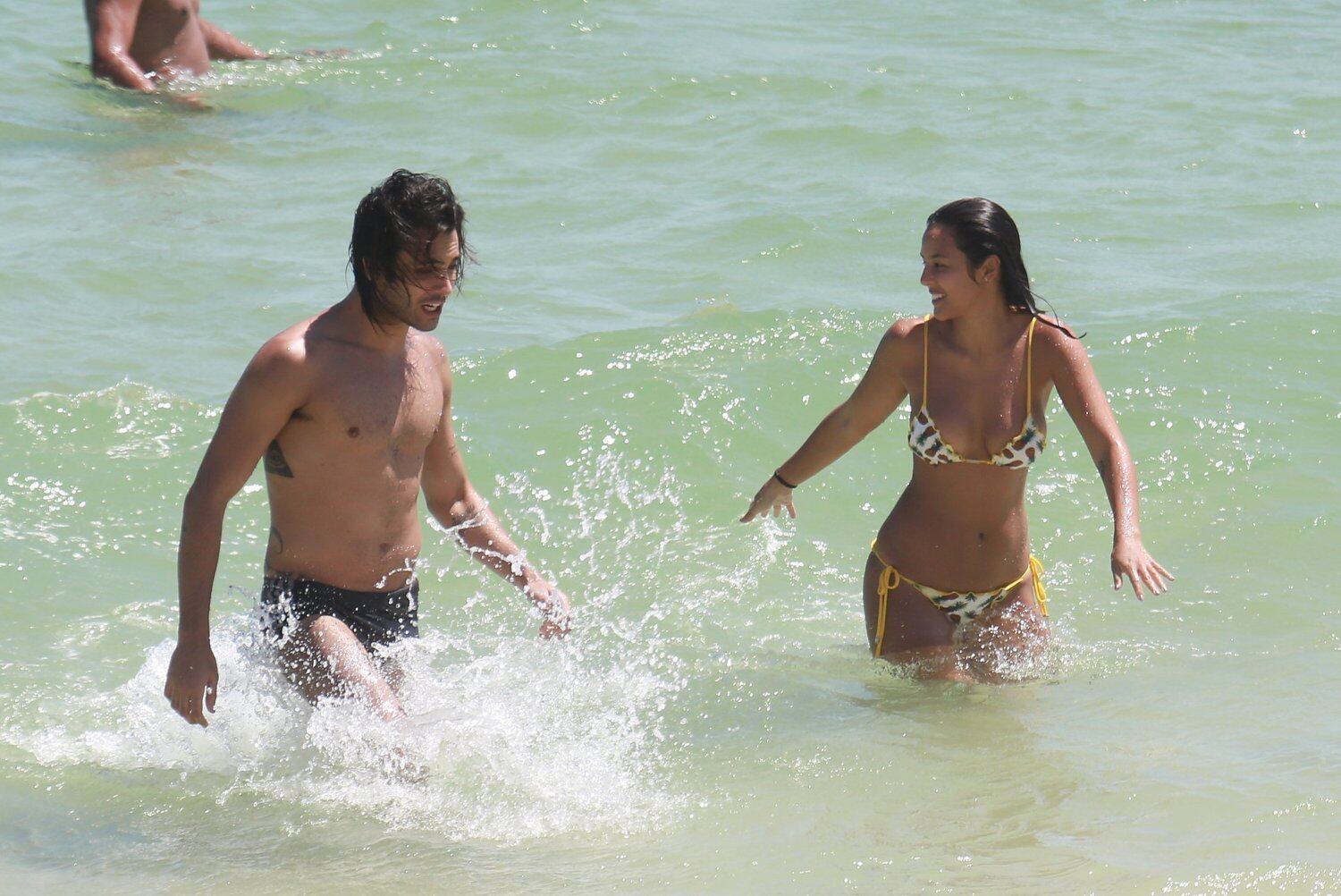 Grávida de quatro meses, Yanna se refrescou com um mergulho no mar. A criança é fruto do relacionamento da atriz com Bruno Gissoni 