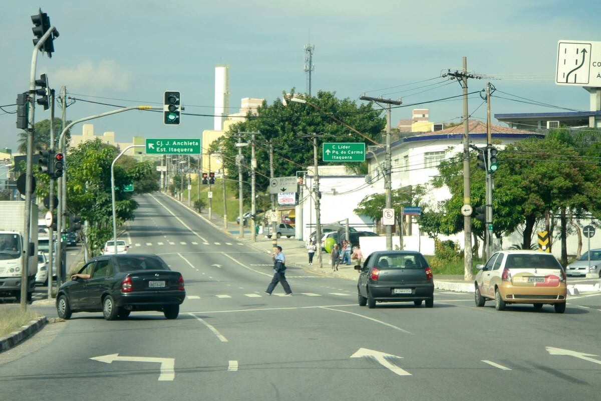 No cruzamento com a avenida Itaquera, a reportagem seguiu a
placa que dizia Est. Itaquera. Porém, a definição é confusa. De acordo com o Guia
Brasileiro de Sinalização Turística, a abreviatura “Est.” pode significar
estátua, estação, estádio ou estância. A estação Itaquera fica do lado oposto
do Itaquerão. A CET diz que as placas em questão se referem ao estádio