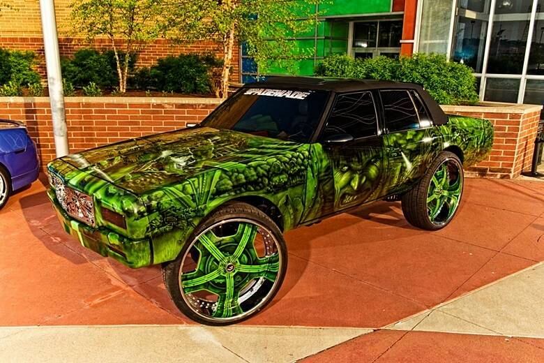 Carros com rodas exageradas