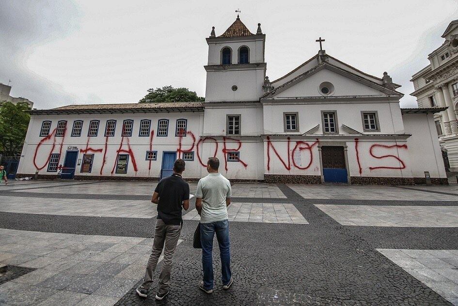 Fachada do Pateo do Collegio amanheceu pichada nesta terça (10)