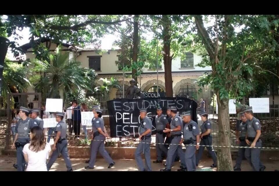 Estudantes se mobilizam contra fechamento de escola em Pinheiros; secretaria fala em "reorganização"