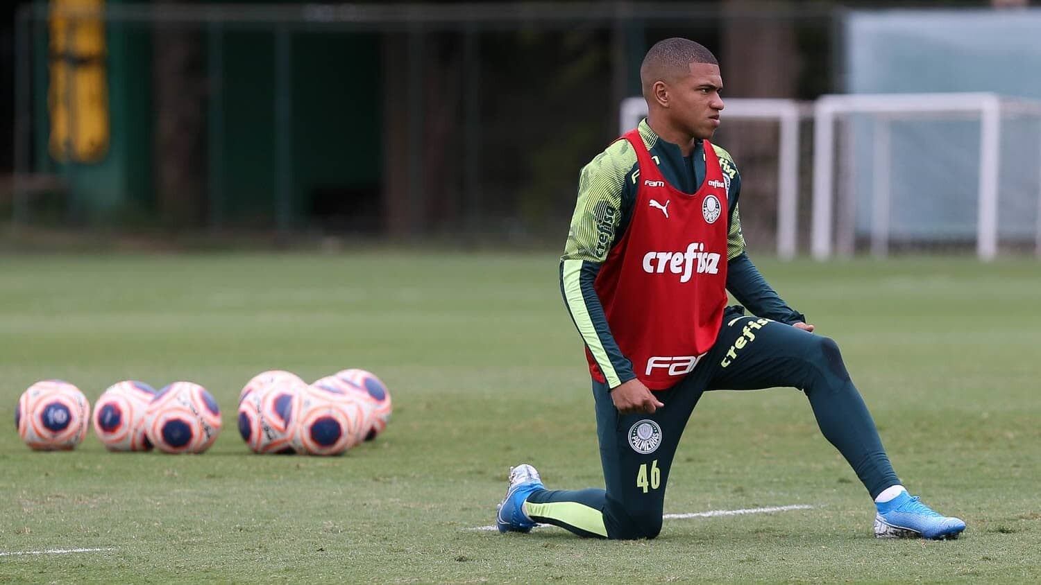 Camisa 16: Esteves é mais um garoto que sonha em jogar pela primeira vez a principal competição do continente