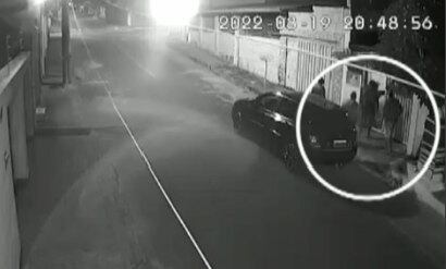 Câmeras de segurança flagraram toda a ação
