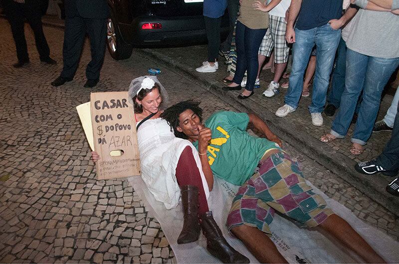 Os manifestantes portavam cartazes contra o governador Sérgio Cabral Filho (PMDB) e pediam uma CPI dos transportes. Leia mais