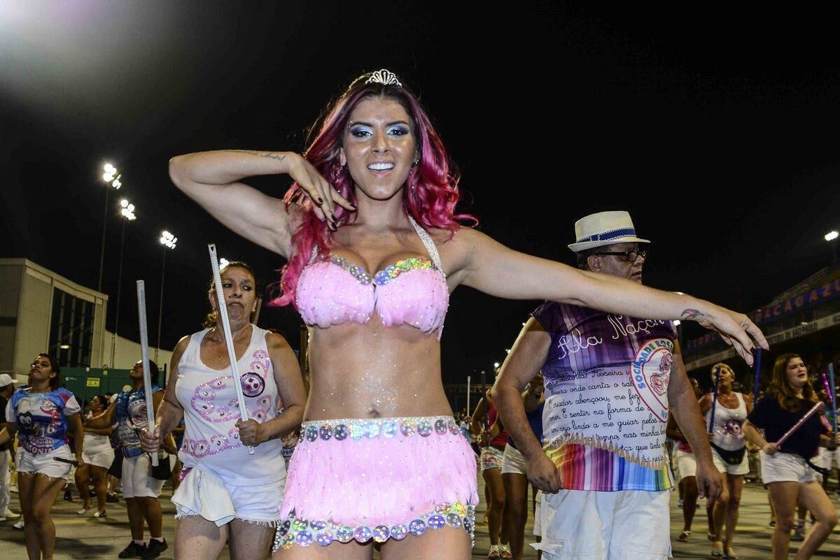 Thaís Bianca desfila no ensaio técnico da Rosas de Ouro, em São Paulo