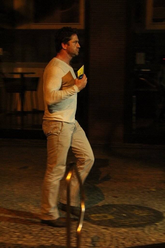 Gerard Butler resolveu curtir a noite carioca, na noite de quarta-feira (9)