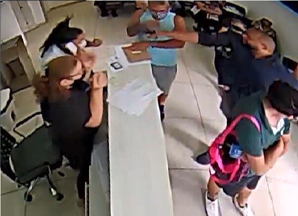 Imagem mostra suspeito apontando arma para mulher