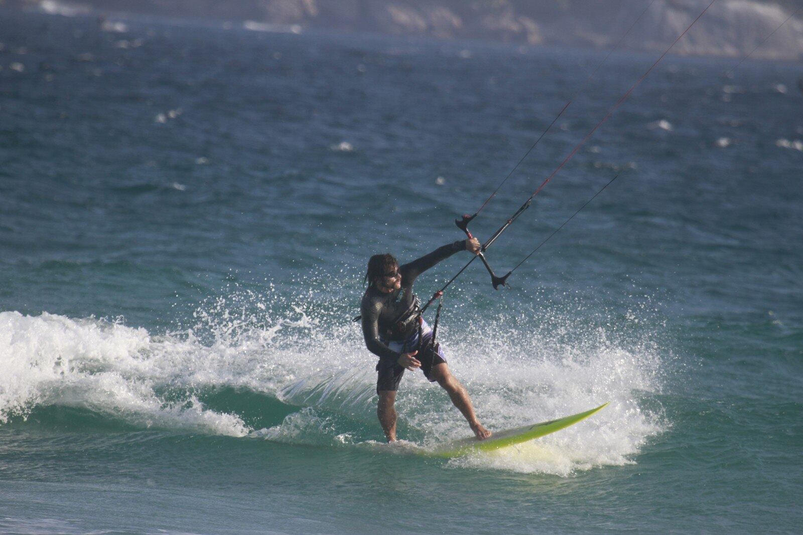 Cláudio Heinrich aproveitou uma folga das gravações de Pecado Mortal para praticar kitesurf