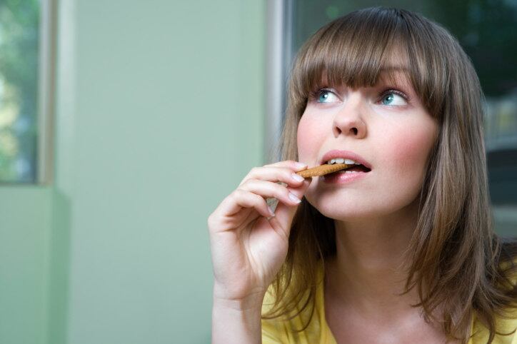 Coma fazendo pausas

A maioria das pessoas não para de comer, também não faz uma pausa durante as refeições. Preste atenção em sua comida. Aproveitar para conversar enquanto come
