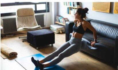 Introduza a atividade física à rotina 

“A atividade física é importante para manter o sistema imunológico em dia, pois quando nos exercitamos, temos uma produção maior de linfócitos que são as células de defesa para combater o vírus”, diz o cirurgião plástico Dr. Mário Farinazzo, membro Titular da Sociedade Brasileira de Cirurgia Plástica e médico voluntário no atendimento a casos suspeitos de Covid-19 no Hospital São Paulo.

“Além disso, manter-se ativo traz benefícios na melhora da disposição, humor, perda de peso e saúde cardiovascular”, diz a médica ginecologista Dra. Ana Carolina Lúcio Pereira. Alguns exercícios podem e devem ser feitos por gestantes, idosos, pessoas sedentárias e crianças. E lembre-se: agora, mais do que nunca, eles devem ser feitos para afastar o risco de trombose, uma condição que ocorre quando um coágulo sanguíneo se desenvolve no interior das veias das pernas devido à circulação inadequada, impedindo, assim, a passagem do sangue.

“Em casos mais raros, o coágulo pode ainda se desprender da parede da veia e correr pela circulação até chegar ao pulmão, causando uma embolia pulmonar que pode até resultar em morte. Permanecer muito tempo parado e sem movimentar as panturrilhas faz com que a velocidade do sangue dentro dos vasos diminua. Além disso, beber pouca água e alimentar-se mal são fatores que dificultam a circulação. Por isso, para evitar o quadro, é essencial caminhar dentro de casa e fazer simples exercícios a fim de minimizar o risco do problema”, diz a angiologista