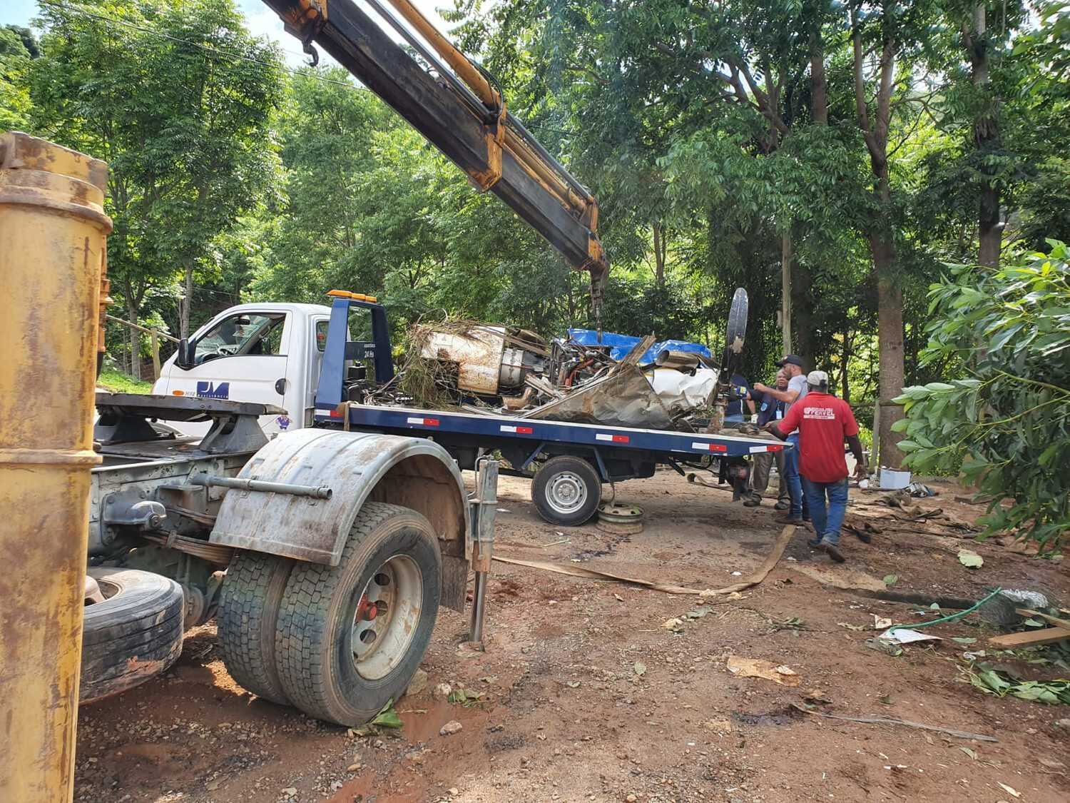 Um dos motores do avião que caiu com a cantora Marília Mendonça é retirado da mata
