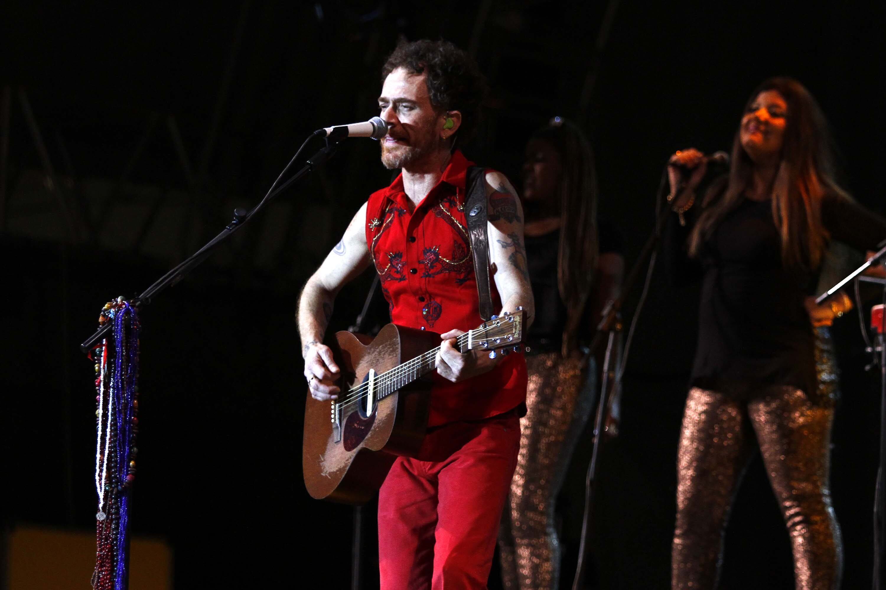 Nando Reis vai cantar sucessos novos e antigos