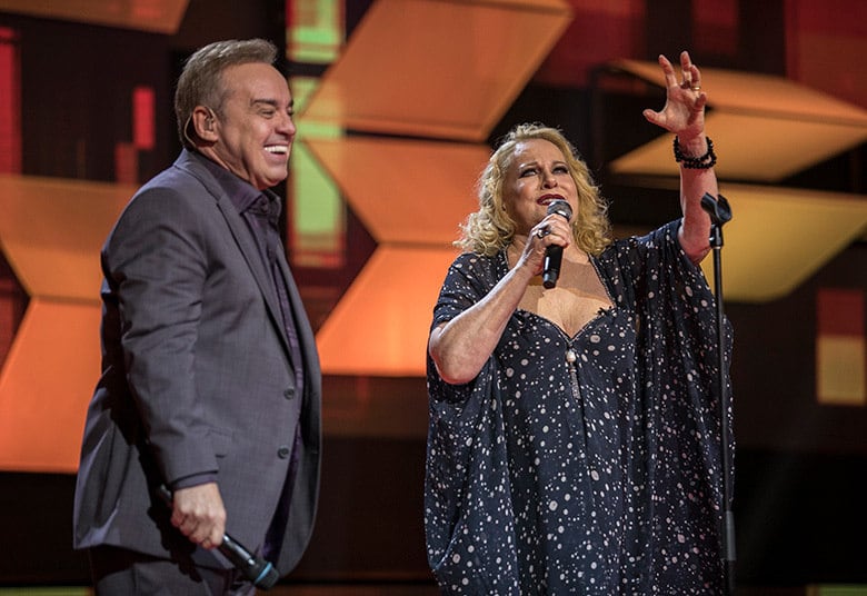 Três meses após a final da primeira temporada do Canta Comigo, o programa musical comandado por Gugu Liberato volta ao ar para uma edição especial nesta segunda-feira (17). Para celebrar os 65 anos da Record TV, quem participa da atração desta vez são os funcionários da emissora: assistentes de palco, atores, atrizes, estagiários e outros profissionais que ajudam a levar para todo o país os telejornais, as novelas e os programas de auditório da rede de televisão. O vencedor leva o prêmio de R$ 65 mil!