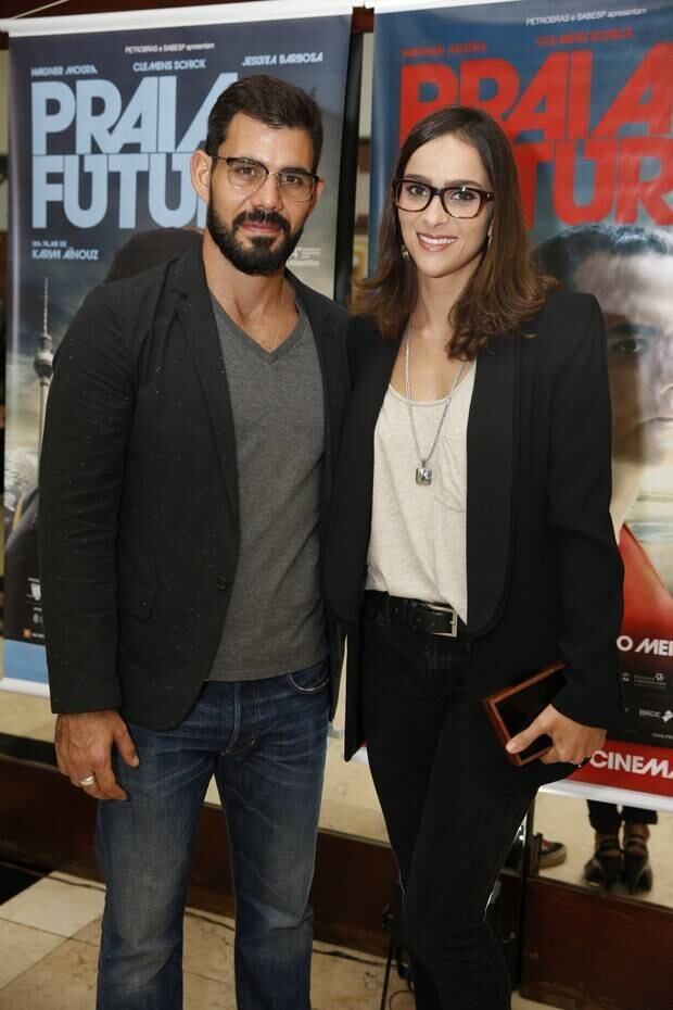 Juliano Cazarré e a mulher, Letícia, posaram para a foto