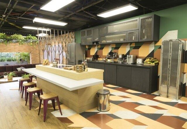 A residência, que é uma espécie de loft, não tem divisórias e possui oito ambientes integrados