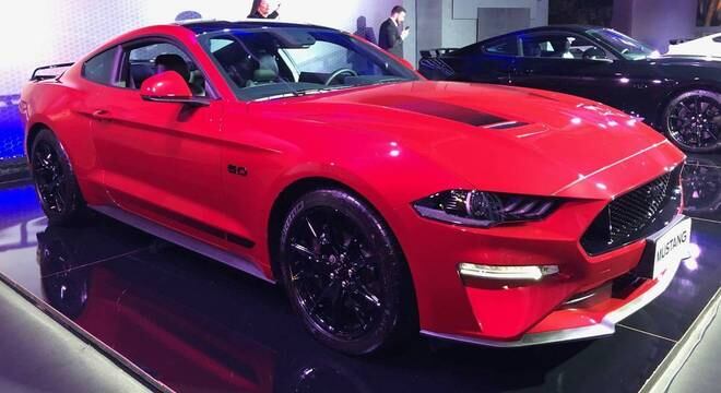 Mantendo a base mecânica do GT, com uso do motor V8 de 466cv e transmissão automática de dez velocidades