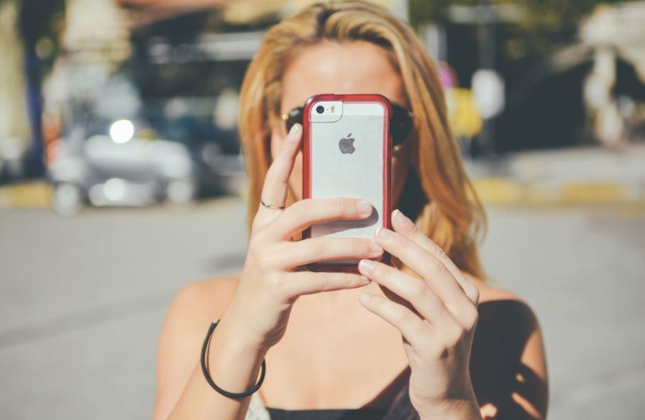 A popularização dos smartphones trouxe algumas tendências e reviveu outras bem antigas. Uma das principais práticas que teve um "boom" com o avanço tecnológico são os autorretratos. Sim, atualmente você deve chamá-los por seu nome mais comum: selfies. Algumas dessas selfies ficaram bastante famosas por conta da presença de celebridades, de situações inusitadas ou até mesmo pela ousadia de seus autores. Confira as selfies mais conhecidas da era da internet - e alguns autorretratos bem maneiros que marcaram a história