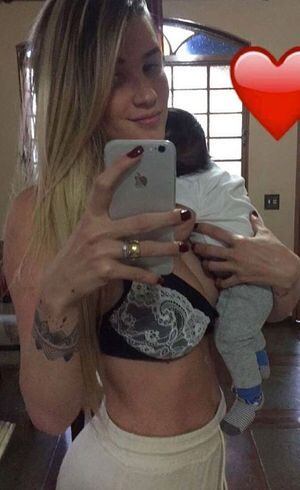 Aline Gotschalg posou com o filho no colo