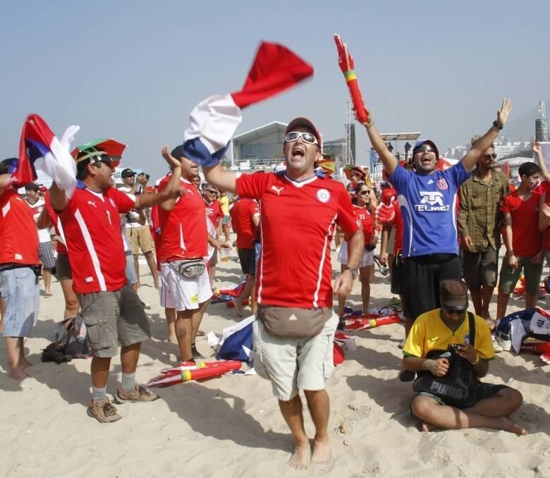 Torcedores chilenos também foram assistir ao jogo no espaço montado na praia de Copacabana